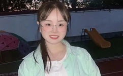 美女被打光屁屁